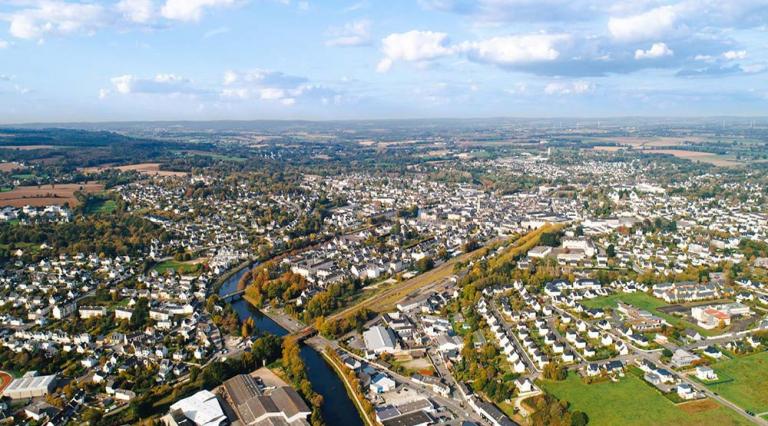 Vue aérienne d'une ville traversée par une rivière 