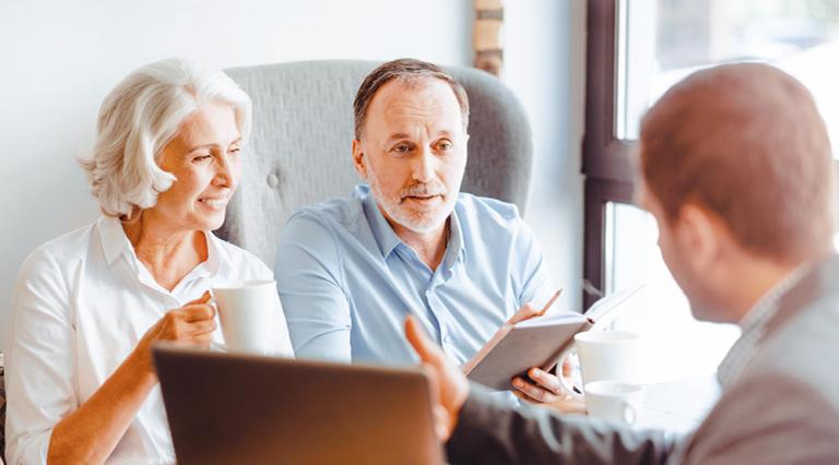 Couple avec un conseiller devant un ordinateur pour PER