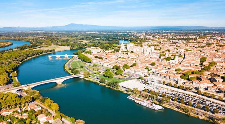Photo aérienne d'une ville traversée par un fleuve