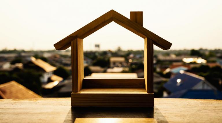 Maison en bois pour illustrer la construction d'un bien immobilier