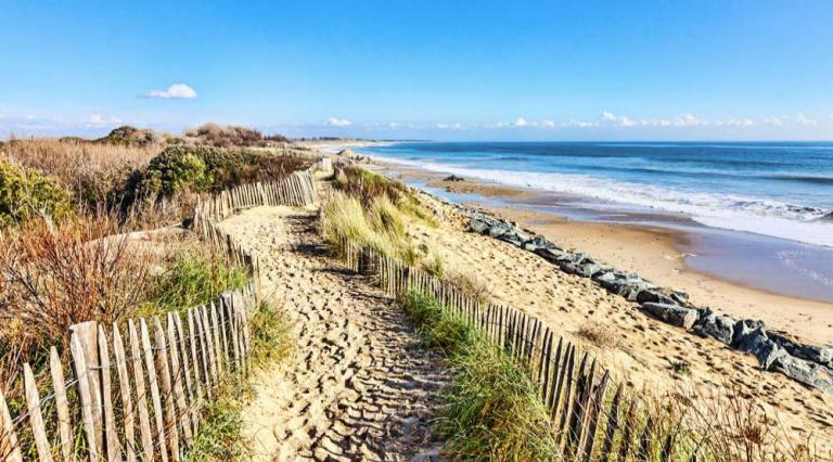 Vue d'une plage pour illustrer l'investissement immobilier dans les villes du littoral