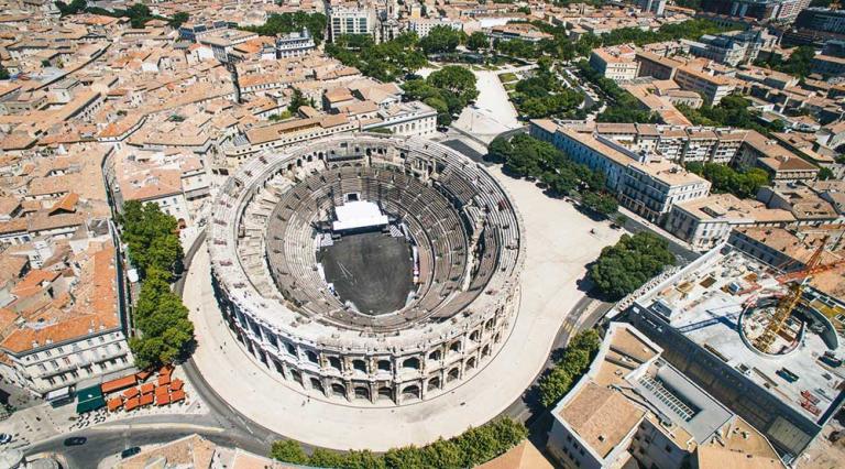 Vue aérienne des arènes de Nîmes pour illustrer l'investissement immobiliser dans cette ville