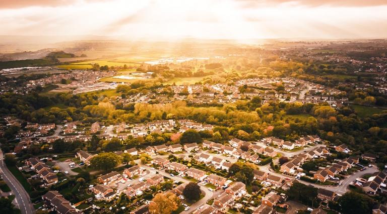 vue aérienne d'une ville avec beaucoup de verdure