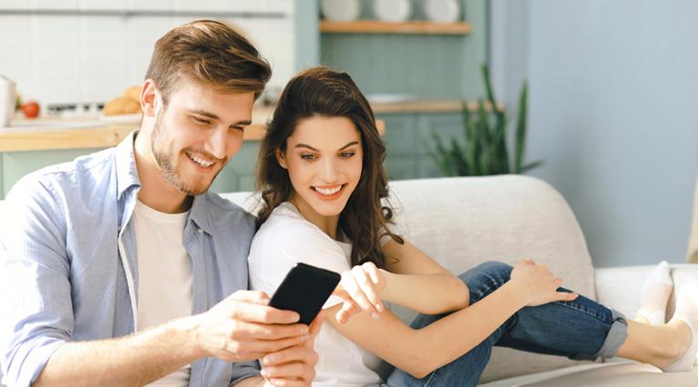 Couple homme femme devant un téléphone portable