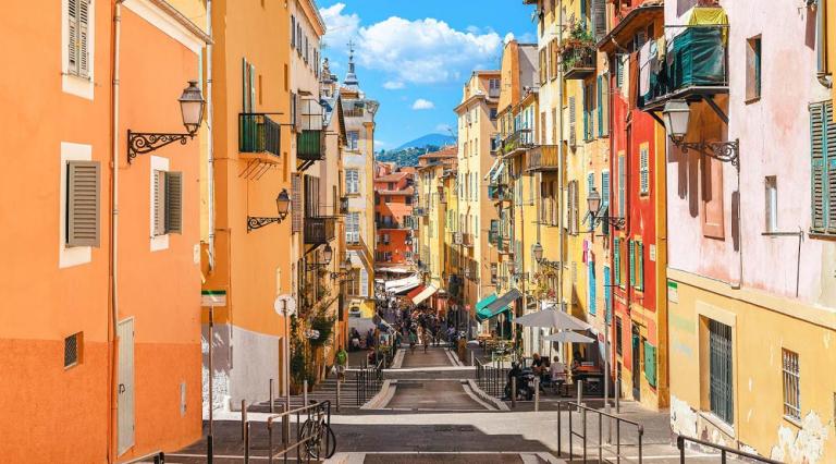 Vue d'une rue typique de la ville de Toulon