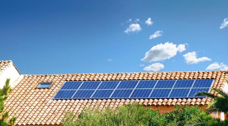 Vue d'un toit de maison avec des panneaux solaires