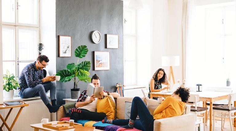 4 personnes dans un salon pour illustrer le coliving