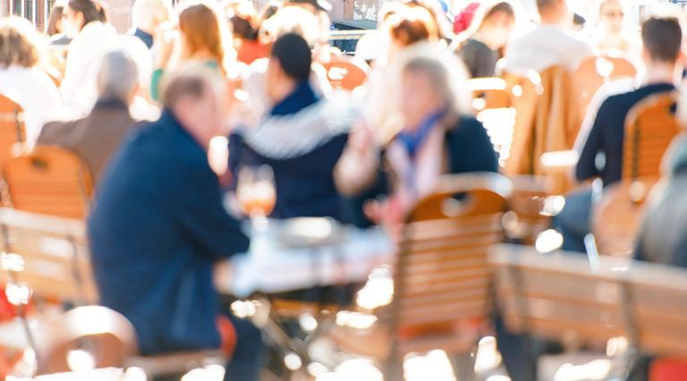 Vue d'une terrasse avec beaucoup de personnes pour illustrer les zones tendues