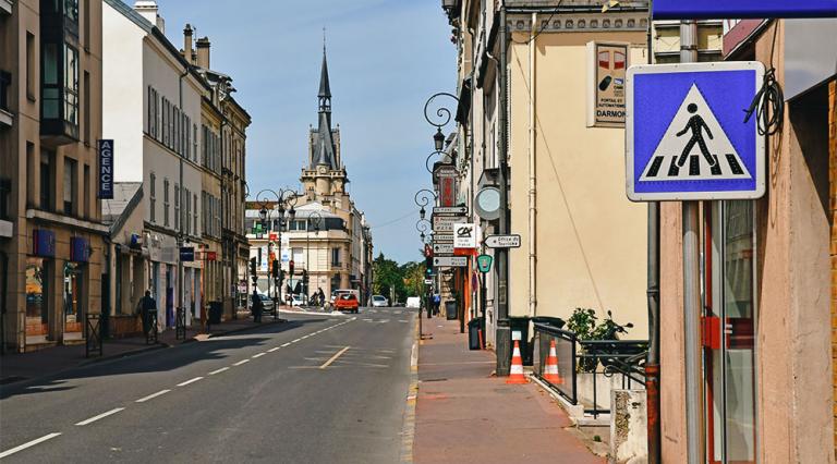 Vue de la rue principale de Maisons-Lafitte