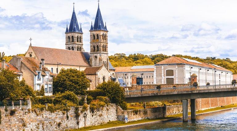 Vue d'une petite ville pour illustrer la loi Denormandie