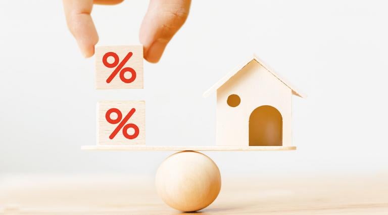 Pourcentages et petite maison en équilibre pour illustrer la réussite de la défiscalisation immobilière