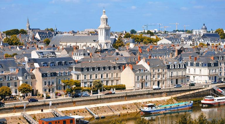 Vue d'une ville pour illustrer l'investissement immobilier dans le Grand Ouest