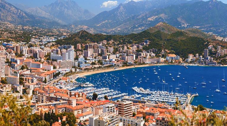 Vue d'une ville de Corse-du-Sud