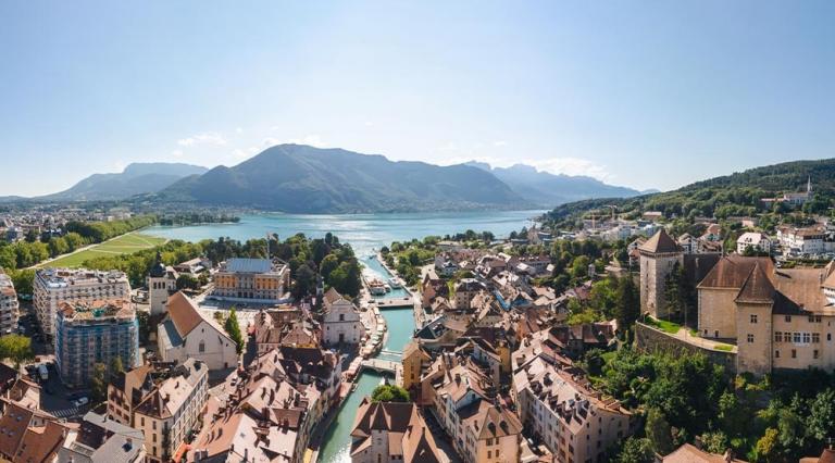 Vue aérienne de la ville d'Annecy