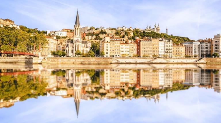 Vue d'une ville du département du Rhône