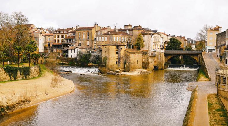 Vue d'une ville au bord d'une rivière