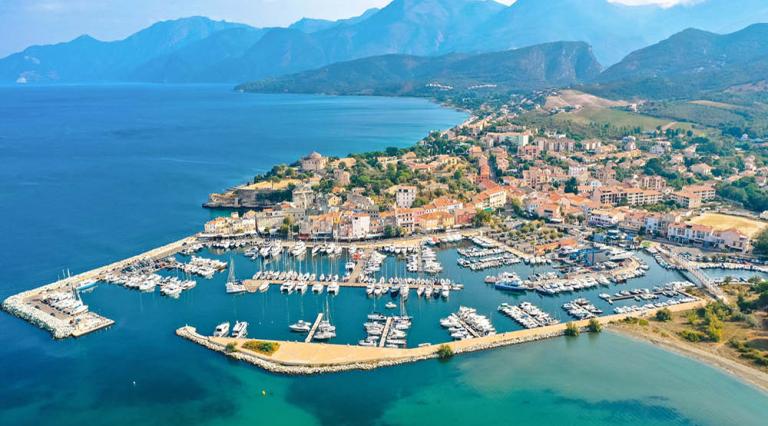 Vue aérienne d'une ville de Haute-Corse