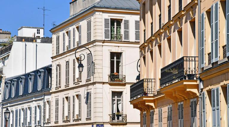 Vue de façades de la ville de Versailles