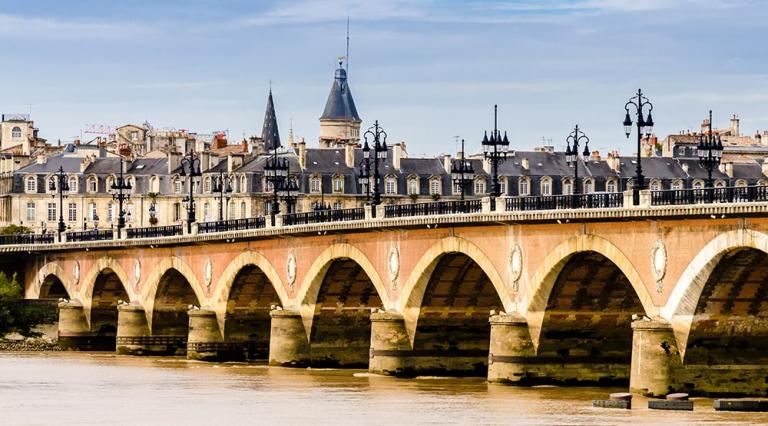 Vue du pont de Pierre à Bordeaux 