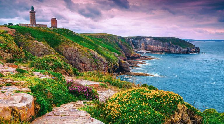 Vue d'un paysage en Bretagne pour illustrer l'investissement immobilier dans cette région