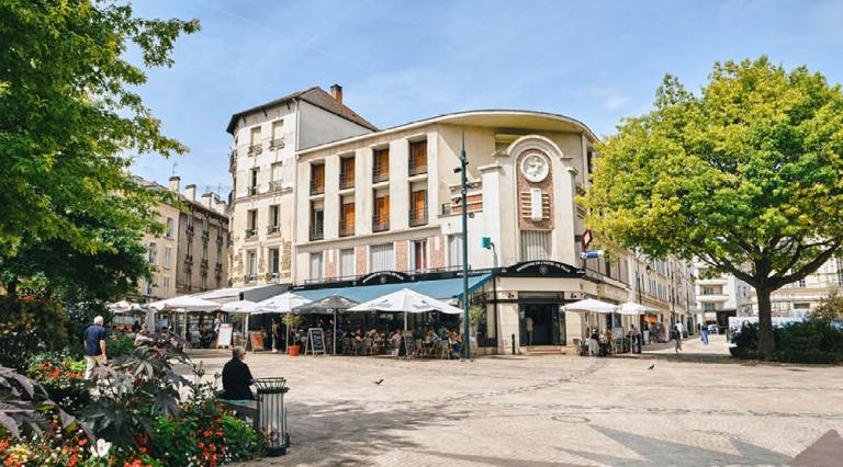 Vue d'une zone piétonne en ville pour illustrer l'investissement en Île-de-France