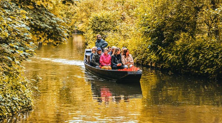 Personnes sur une barque sur une rivière