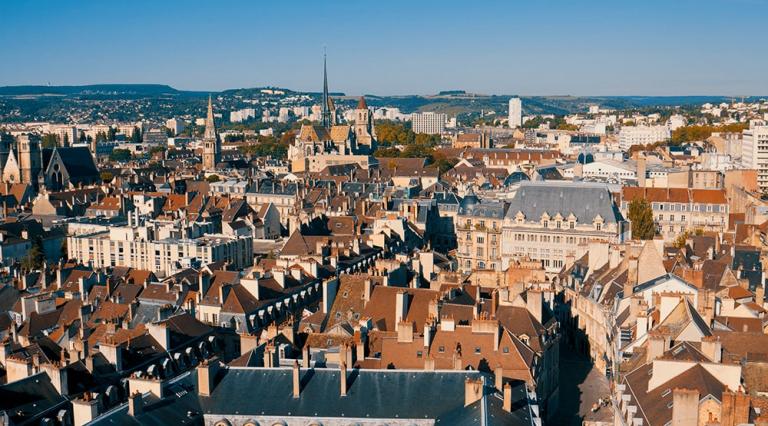Vue aérienne d'une ville de France