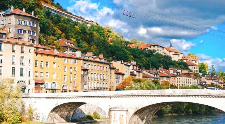 bord de rivière avec un pont dans la ville de Grenoble