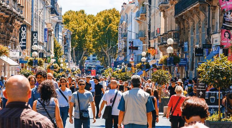 foule dans une rue commerçante