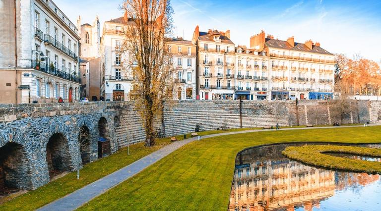 Vue des berges dans la ville de Nantes