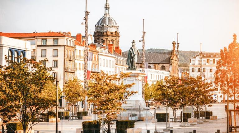 Vue d'une place de la ville de Clermont-Ferrand