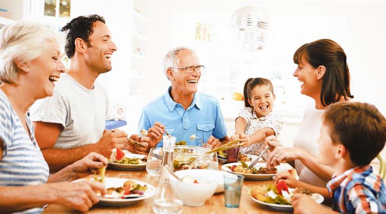 Personnes autour d'une table pour illustrer l'investissement en loi Denormandie et la possibilité de louer à un membre de sa famille