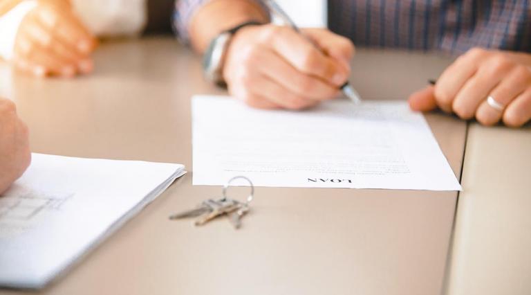 Photos de main en train de signer un contrat