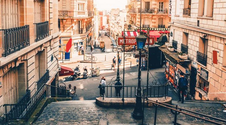 Vue des escaliers du quartier de Montmartre à Paris