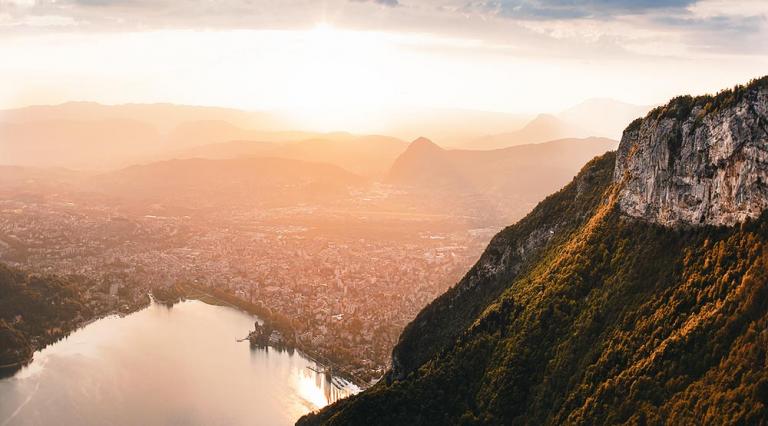 Vue aérienne du lac d'Annecy et de la ville