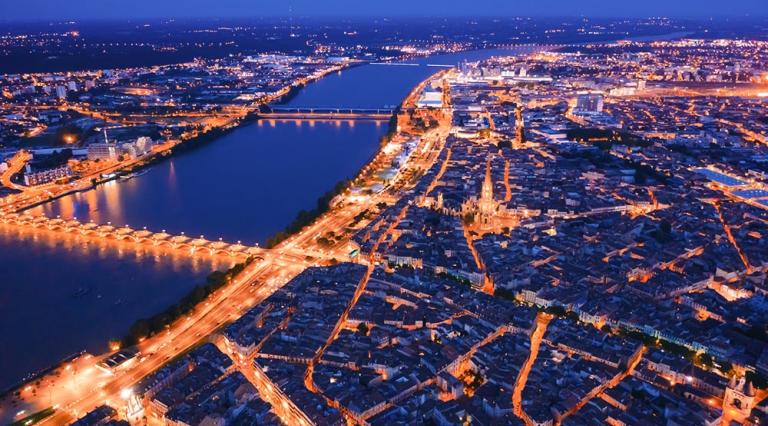 Vue aérienne nocturne de la ville de Bordeaux 