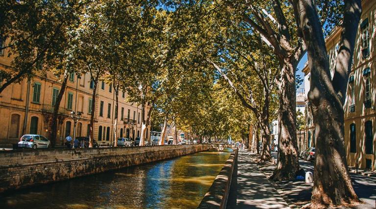 Vue du canal de la ville de Nîmes