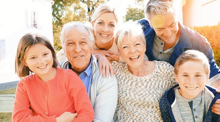 Photo d'une famille avec les 3 générations