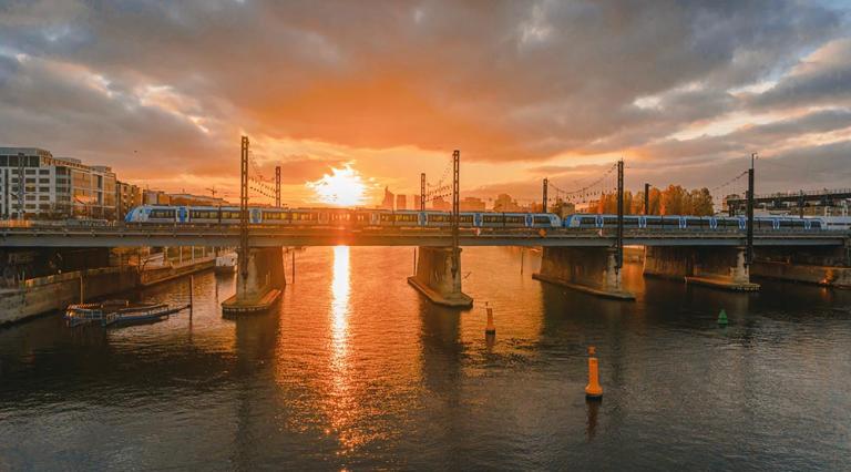 Photo d'un coucher de soleil dans une grande ville