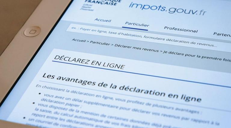 Photo d'un iPad sur la page Internet de déclaration en ligne des impôts pour déclarer son investissement pinel