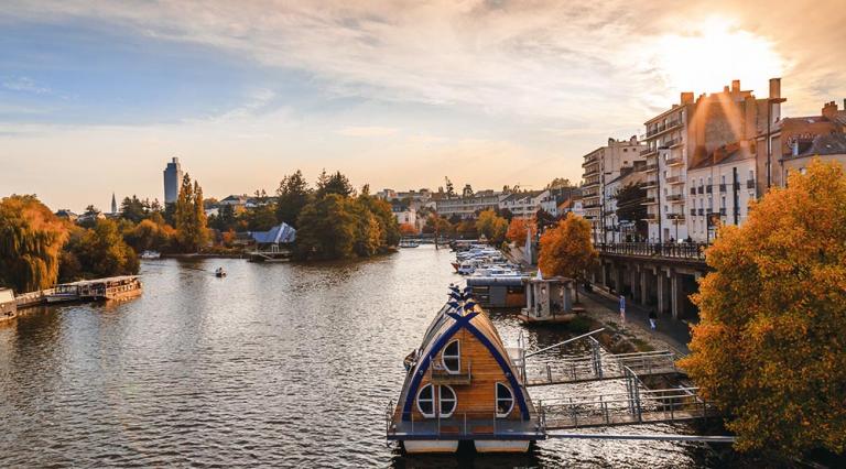 Vue des berges dans la ville de Nantes