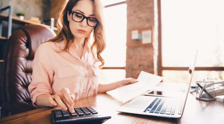 Femme en train de faire des calculs