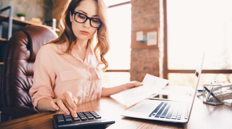 Femme en train de faire des calculs 