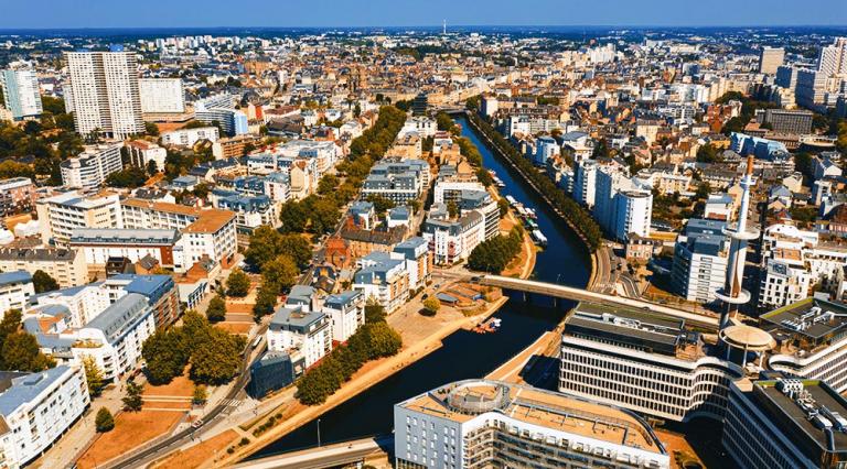 Vue aérienne d'une grande ville pour illustrer la question : où investir en loi Pinel en 2021 ?