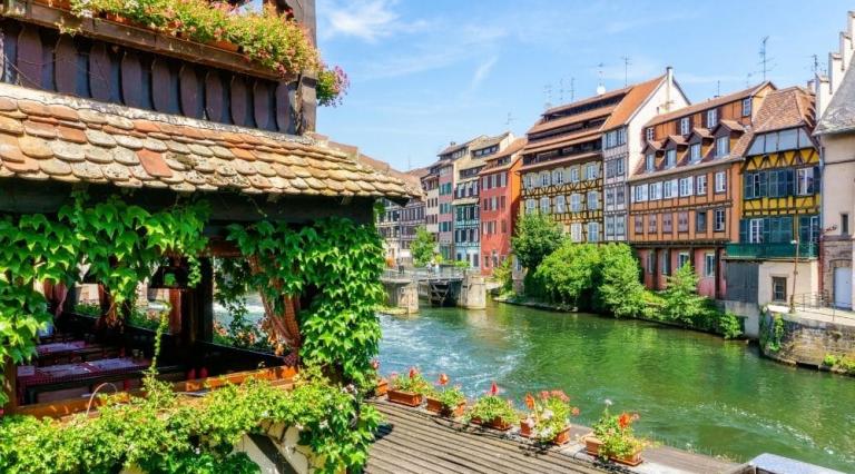 Vue des berges dans la ville de Strasbourg