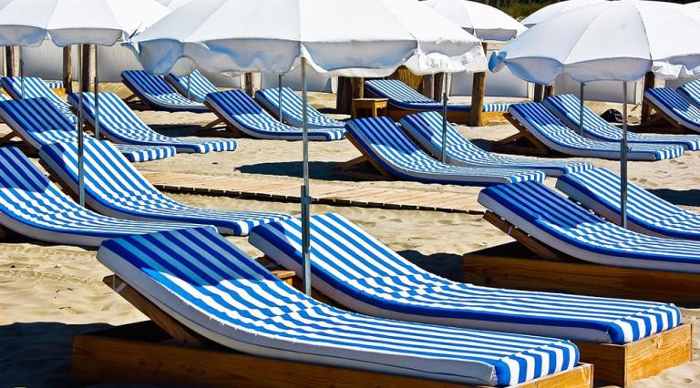 Photo de transats sur une plage