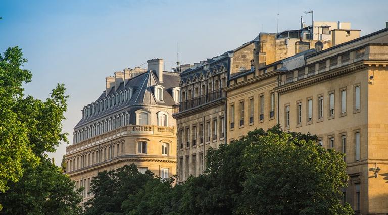 Vue d'immeubles anciens dans un grand centre-ville