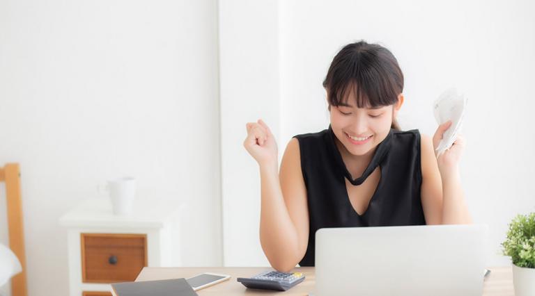 Photo d'une femme devant un écran d'ordinateur