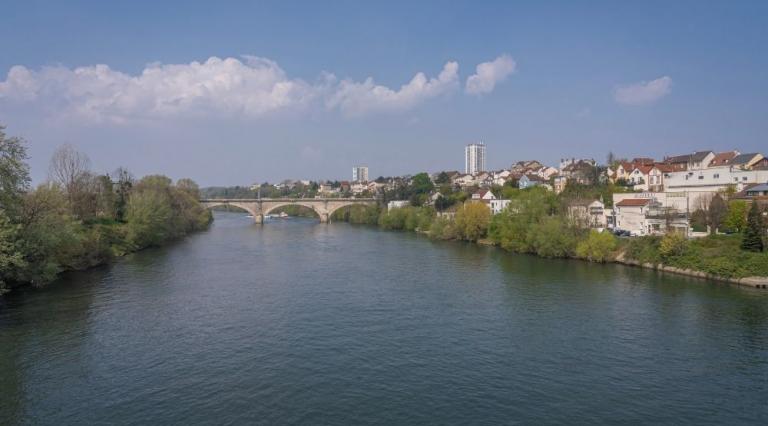 seine bordée de logements 