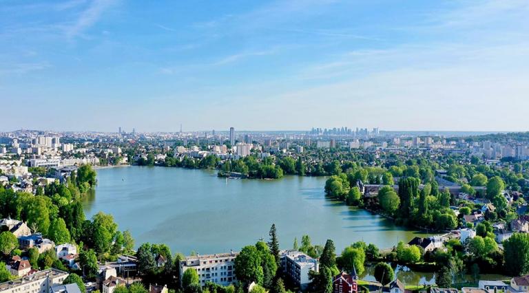 Vue aérienne du lac d'enghiens-les-bains, pour illustrer le val d'oise et son éligibilité à la loi Pinel